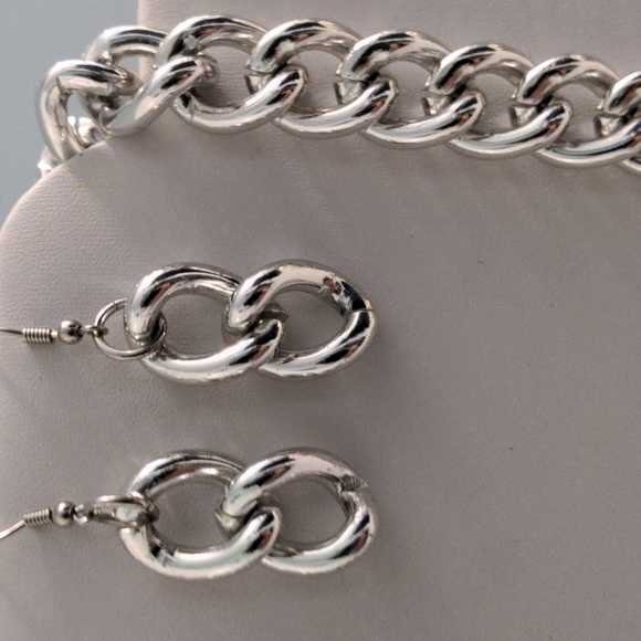 Beautiful Silver Tone Necklace with Toggle Clasp and Matching Drop Earrings - Picture 2 of 7